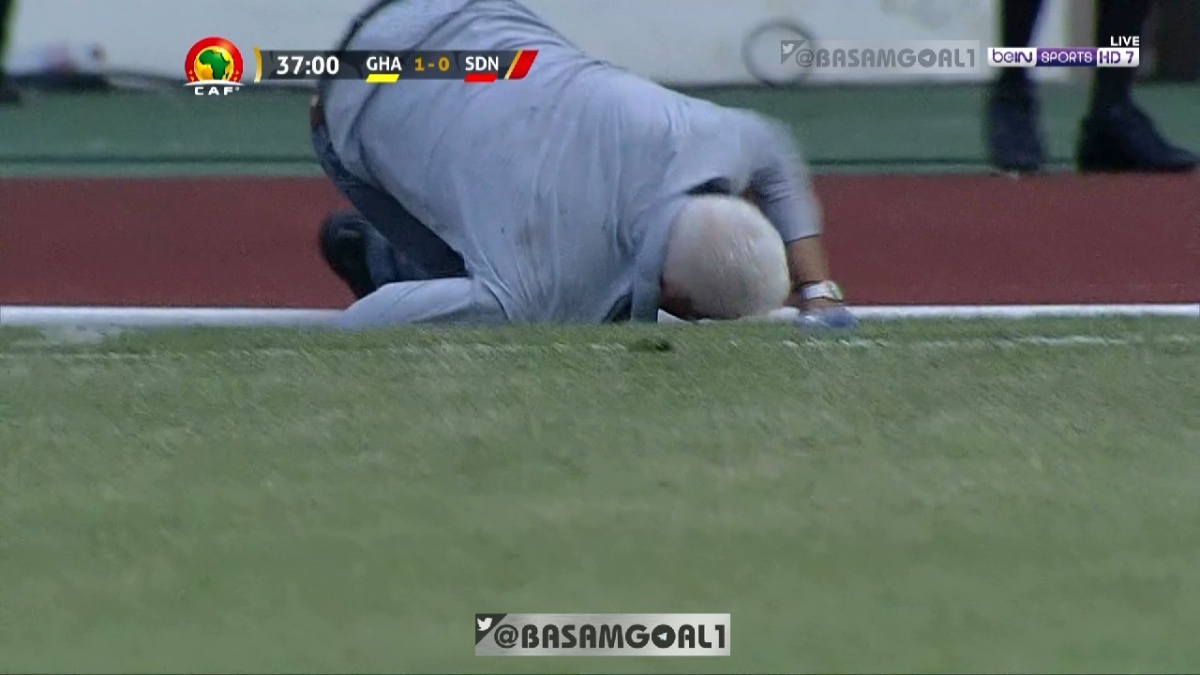 مدرب صقور الجديات يسقط بصورة مذهلة اثناء مباراة غانا
