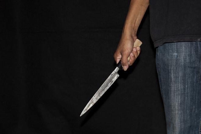مدير مدرسة يعتدي على طالب بسكين
