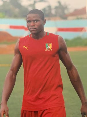 اشو تامبي سايمون لاعب منتخب شباب الكاميرون في طريقة للدوري السوداني