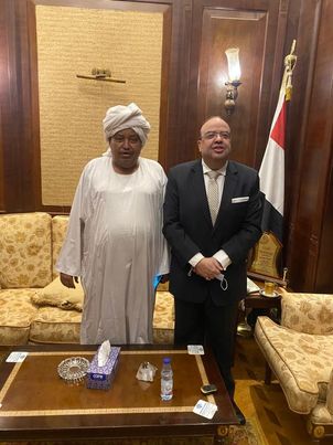 رئيس الاتحاد طه فكي يزور السفارة المصرية ويلتقي السفير حسام عيسى