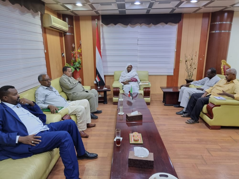 رئيس الإتحاد السوداني المكلف طه فكي ونواب الرئيس في زيارة لوزارة الشباب والرياضة الإتحادية
