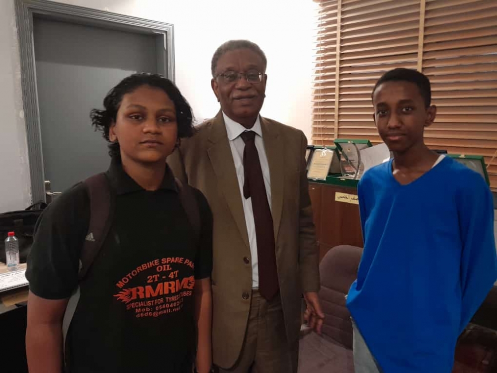 سفير السودان بالمملكة يطمئن على أبنائه الطلاب والطالبات في اليوم الأول لامتحانات الأساس