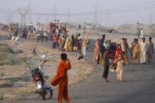 رجلان يجبران باكستانية على السير متعرية للانتقام من ابنها