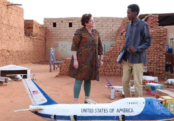 نائبة السفير الامريكي تزور طالب سوداني في منزله