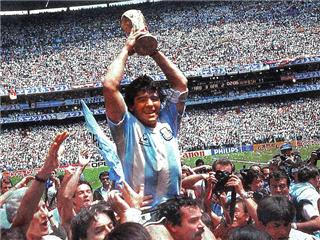 قميص الظاهرة مارادونا بنهائي مونديال 1986 يعود للأرجنتين