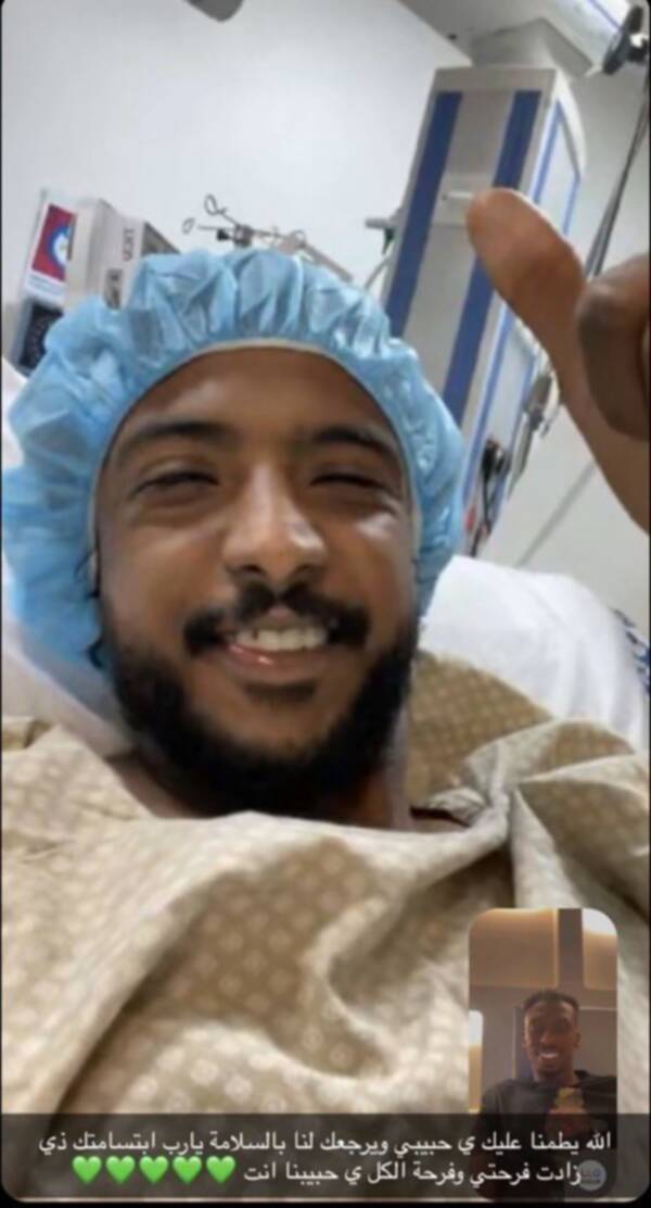 السعودي ياسر الشهراني يطمئن زملاءه من المستشفى