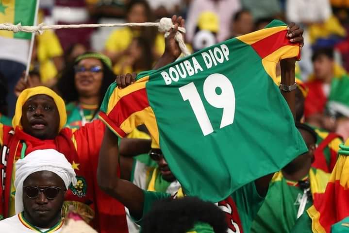 جماهير السنغال تحمل رقم نجمها الراحل بوبا في المدرجات