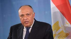وزير الخارجية المصري يحذر:  نتعامل بضبط النفس
