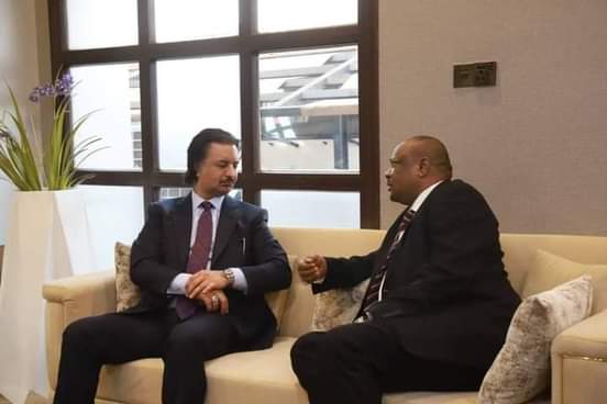 أبوجيبين" يستقبل الصديق حفتر بمطار الخرطوم تمهيداً لاعلانه رئيساً فخرياً لنادي المريخ