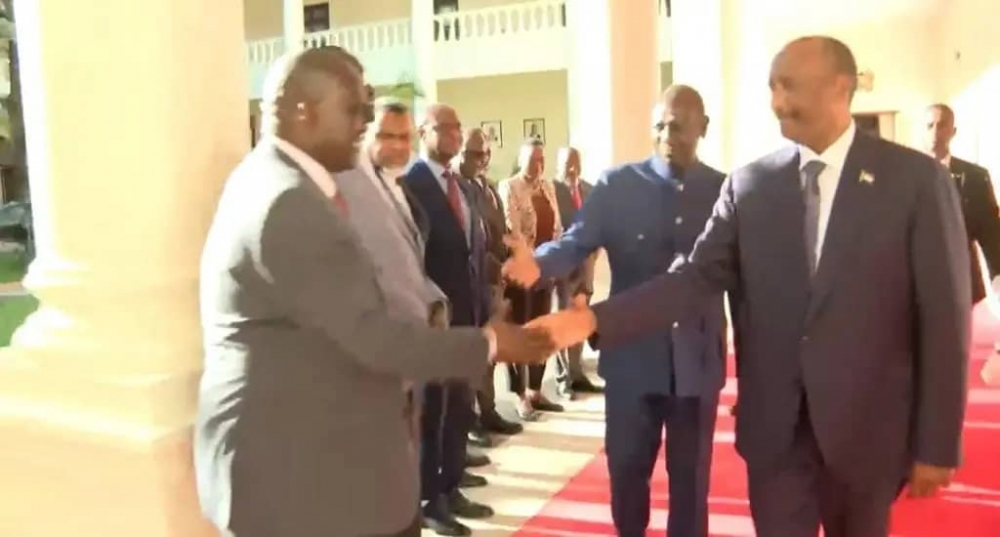 بدعوة من الرئيس الكيني- رئيس مجلس السيادة يصل نيروبي    البرهان وروتو يعقدان مباحثات ثنائية