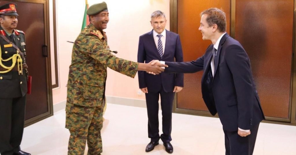 رئيس مجلس السيادة يتسلم أوراق اعتماد سفير روسيا الاتحادية لدى السودان