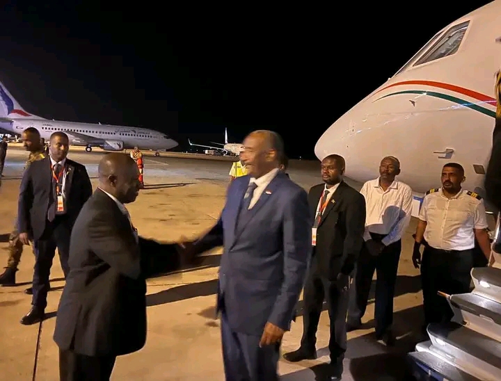 عقب مشاركته فى قمة الإيقاد بجيبوتي- رئيس مجلس السيادة يعود إلى البلاد