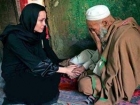 تبرعت بأكثر من 20 مليون دولار من حسابها الخاص لدعم الفقراء ... أنجلينا جولى توجه ضربة موجعة للفنانين العرب وعلى رأسهم الممثل ( عادل إمام ) 