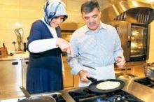 الرئيس التركي يساعد زوجته في المطبخ!!!
