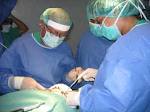 طبيب سعودي يقوم بإجراء عملية بواسير لفتاة عشرينية بدلًا من استئصال اللوزتين