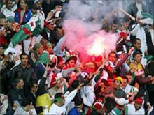 أعمال شغب في الدوري الجزائري توقف مباراة كرة قدم!!!