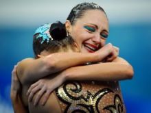 شقيقتان في الذهب الأولمبي.. فرقتهما الصور الخليعة!!!