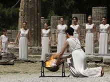 الممثلة اليونانية اينو مينغاكي تضيء الشعلة الأولمبية!!!