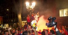 جماهير برشلونة تحتشد فى "كاناليتاس" احتفالا بالكأس وتهتف لـ"بيب!!!
