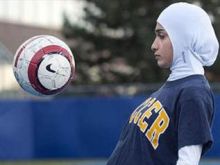 "حجاب اللاعبة المسلمة" يفرض نفسه على "الفيفا"!!!