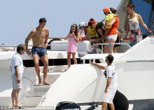 رونالدو ينسى هموم اليورو مع عائلته بشواطئ فرنسا!!!