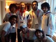 لاعبو الإمارات يلتقطون صوراً تذكارية مع غيغز!!!