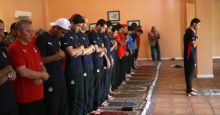 المسلمون يؤدون صلاة "الجمعة" داخل القرية الأوليمبية!!!