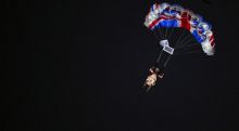 ملكة بريطانيا تقفز مع "جيمس بوند" بـ"الباراشوت" في افتتاح الأوليمبياد!!!