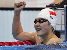 السباحة الصينية يي شيوين تذهل كل المراقبين وتحطم حتى أرقام الرجال!!!