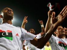 "الثوار" يحتجزون منتخب ليبيا لكرة القدم!!!