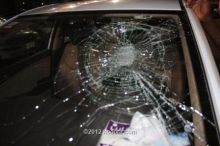 اديكو يتعرض لاعتداء عنيف.. وتحطم زجاج سيارته رشقا بالحجارة