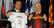 رئيس برشلونة يُهدى بيريز قميص البلوجرانا ويتفق على ودية فى تل أبيب
