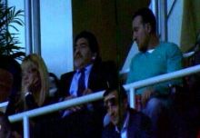 مارادونا يشاهد سقوط ميسي بدعوة من رونالدو