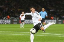 المانيا بدون مهاجمين تهزم قازاخستان بثلاثية في تصفيات كأس العالم 2014