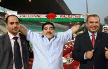 ماردونا يرفع علم فلسطين 
