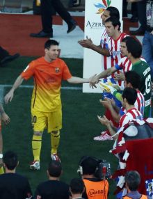 برشلونة يحتفل باللقب بفوز صعب على اتليتكو مدريد