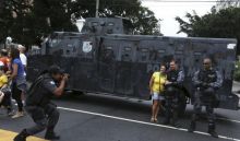 إشتباكات بين الشرطة و متظاهرين بالقرب من ملعب نهائي كأس القارات