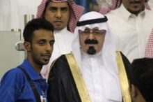 شبيه الملك عبد الله يلفت الأنظار في مباراة الشباب والفتح