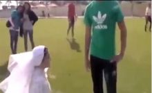 فتاة مصرية ترتدي (فستان ابيض) وتطلب يد حبيبها للزواج في ملعب رياضي 