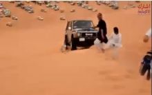 بالفيديو: لحظة انقلاب سيارة تستعرض على الرمال