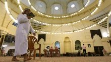 بالفيديو: مسجد يوزع الأموال على المصلين بدلاً من المسواك