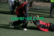 مشجع يوغندي يقتحم الملعب ويقبل قدمي مدرب كمبالا سيتي
