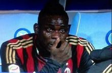 ماريو بالوتيلي يبكي بحرقة بعد استبداله في مباراة نابولي