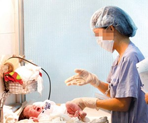 العناية الإلهية تقود أباً لكشف حادثة تبديل مولودته بأحد مستشفيات السعودية