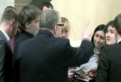 زعيم روسي يأمر مساعديه باغتصاب صحافية خلال مؤتمر صحافي!