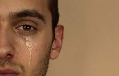 شاهد يبكي أمام المحكمة في قضية الفنان الخليجي المتهم بالاغتصاب