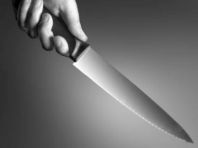 السعودية ..خادمة تحتجز عائلة بـ «سكين» 