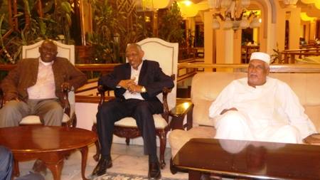 د. نافع علي نافع واعضاء السفارة السودانية باثيوبيا يسجلون زيارة لمعسكر الفريق