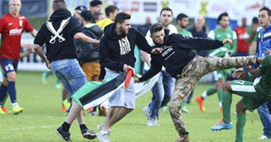 بالفيديو..جماهير"ليل"يرفعون علم فلسطين ويضربون لاعبى مكابى إسرائيل