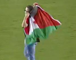 مشجع يقتحم ملعب مباراة ريال مدريد وروما بعلم فلسطين